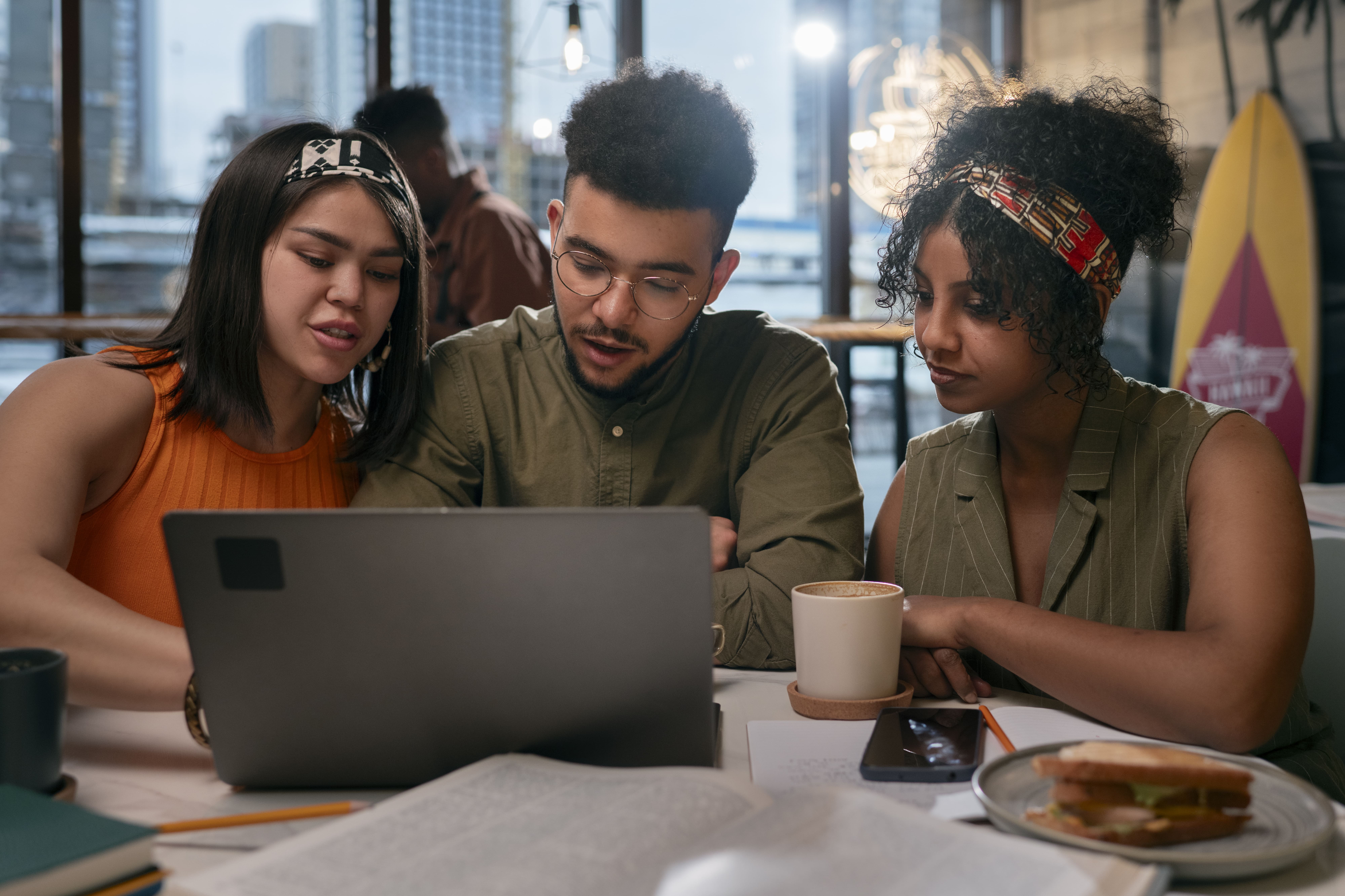 medium-shot-latin-friends-hanging-out (1)